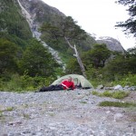 011 ein Schotterplatz am Straßenrand 011 ein Schotterplatz am Straßenrand