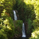 004 Wasserfall der Jungfrau Maria, die Autos hupen beim vorbeifahren