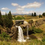 004 ein Wasserfall mitten in der flachen Landschaft
