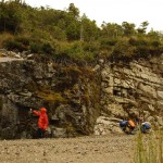 001 Wasserflasche nachfüllen im Regen 001 Wasserflasche nachfüllen im Regen