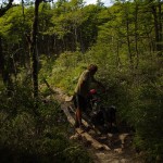 008 auf Baumstämmen werden Schlammlöcher und Flüsse überquert