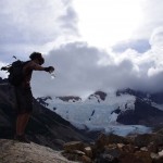 002 Tanguy ist gut ausbalanciert (der Fels ist 3m hoch und 1m breit)