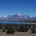 003 rechts die Torres, weiter links die schwarz-weiss gefärbten Felsen