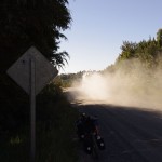 008- Es staubt mächtig wenn die Autos vorbeirauschen